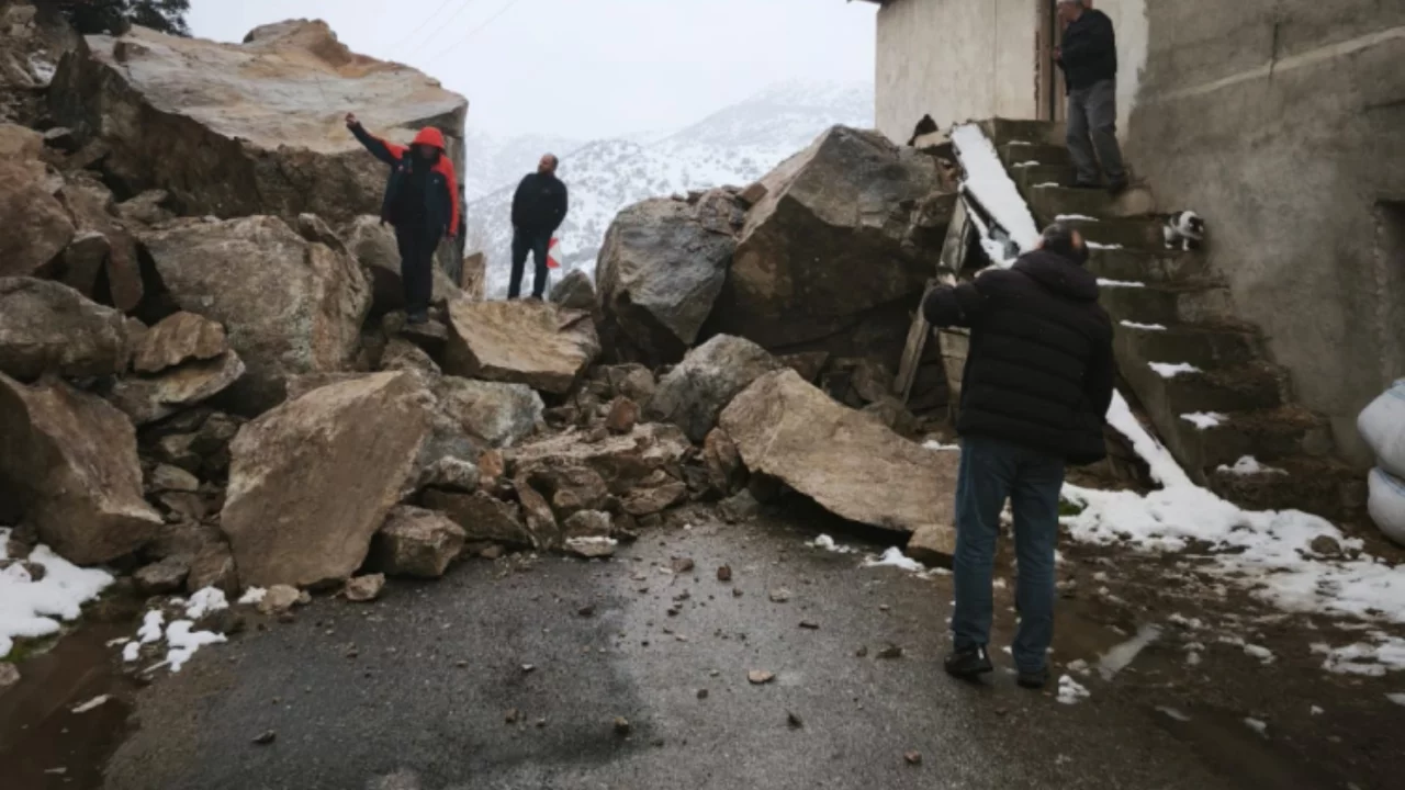 B&ouml;ylesi g&ouml;r&uuml;lmedi: Dev kayalar yolu kapattı, evler boşaltıldı