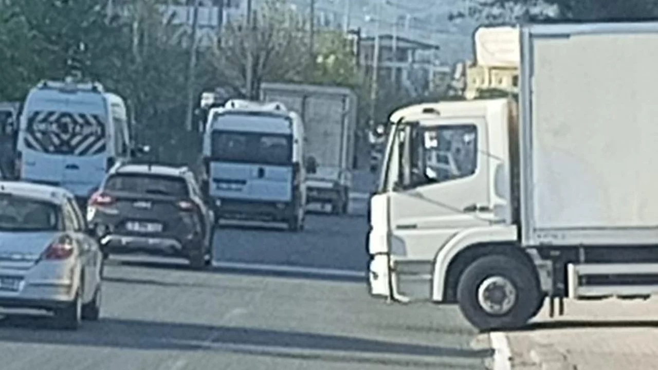 Bursa'da kazaya davetiye! Ana yolun tek şeridini kapattı