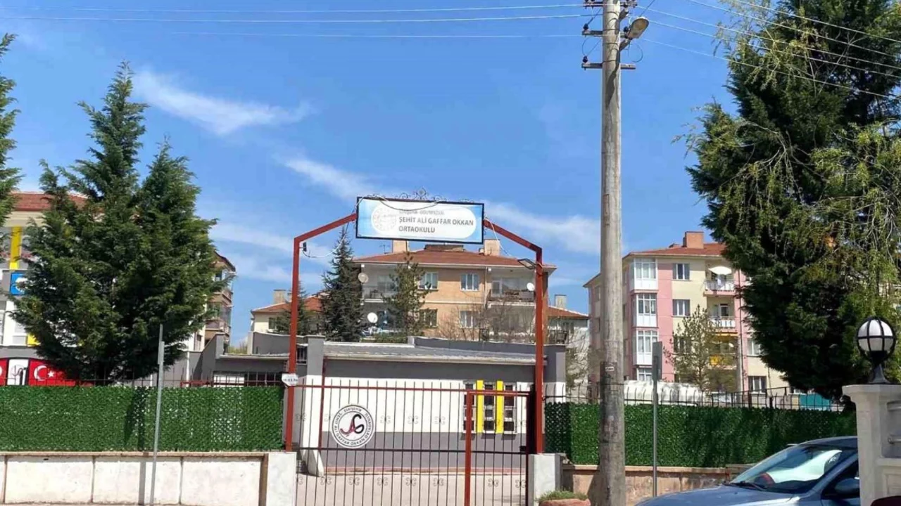 Okul çevresindeki 'şüpheli' ekipleri harekete geçirdi