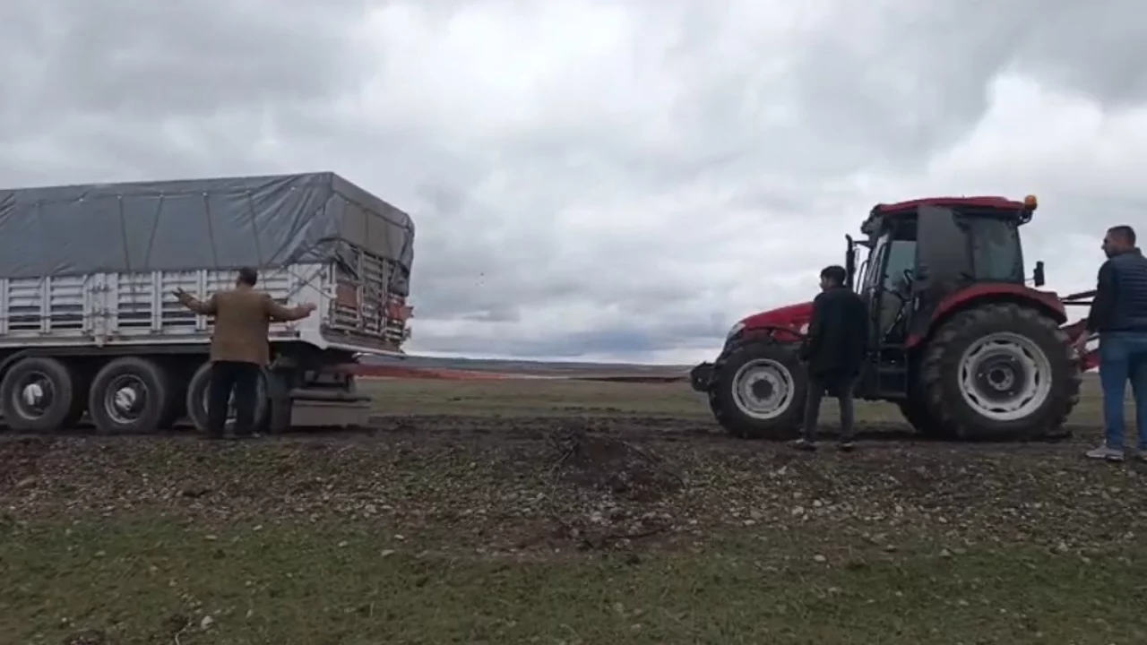 Kars'ta yem ve gübre yüklü tır köy yolunda mahsur kaldı