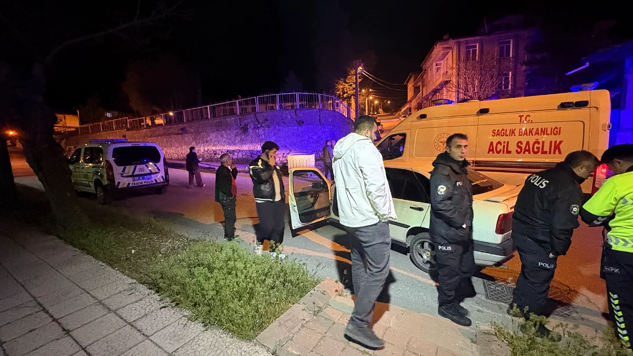 3 genç kendilerini uyaran yaşlı adamı darbetti! Otomobili bırakıp kaçtılar