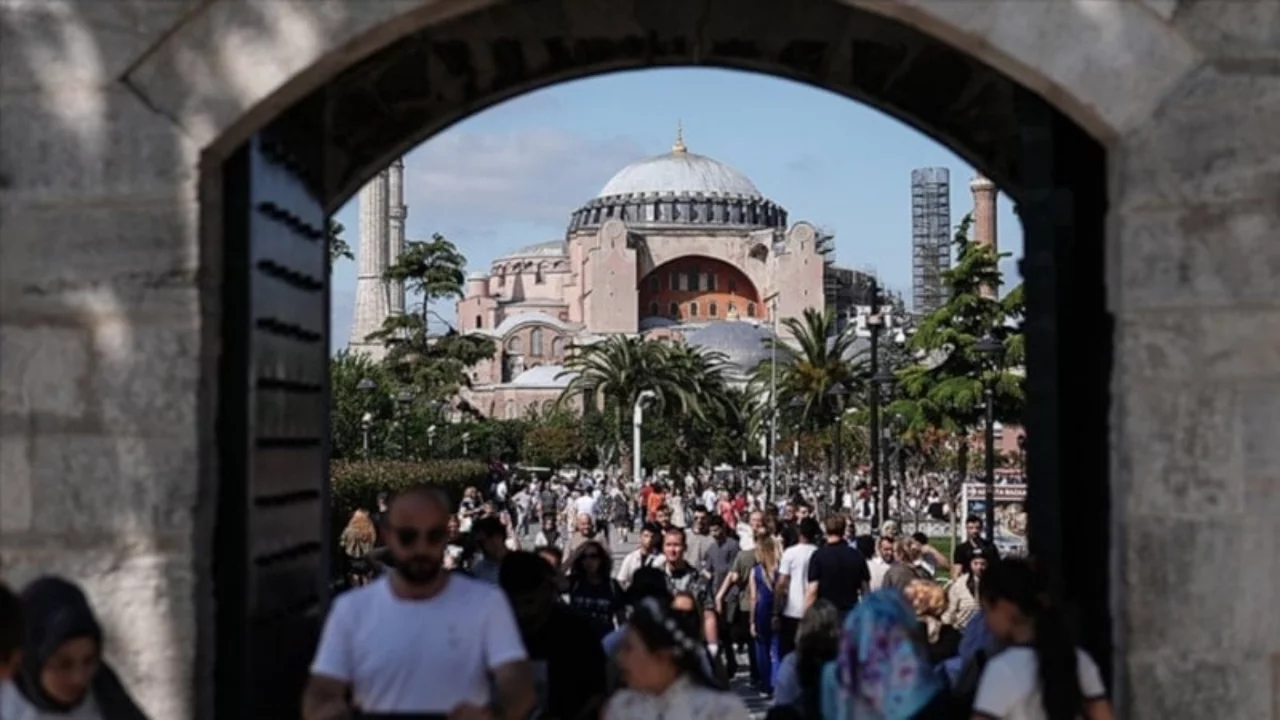 Yerli turistler ge&ccedil;en yıl seyahate 555,1 milyar lira harcadı!
