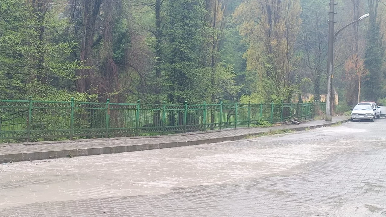Zonguldak sağanak yağışla birlikte g&ouml;le d&ouml;nd&uuml;