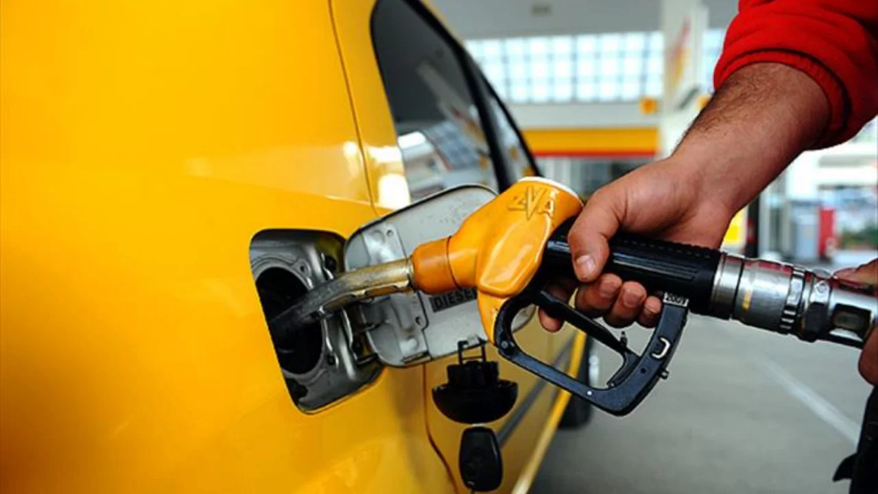 Akaryakıta sürpriz indirim! Haftalar sonra psikolojik sınırın altına indi