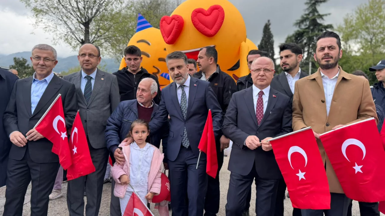 Bursa'da 23 Nisan sevinci yürüyüşle başladı!