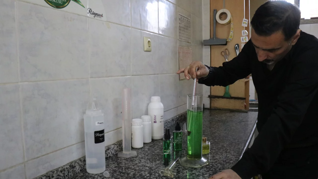 Sakarya'nın &ccedil;i&ccedil;ekleri şişelendi, kokusu d&uuml;nyayı sardı