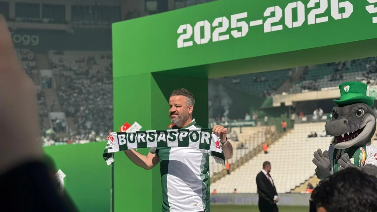 Bursaspor'un şampiyonluk kutlamasında sahne Rumeli Ekrem'in! Coşku zirve yaptı