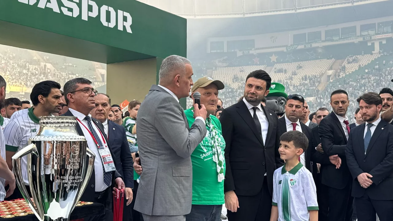 Şampiyon Bursaspor kupasına kavuştu!