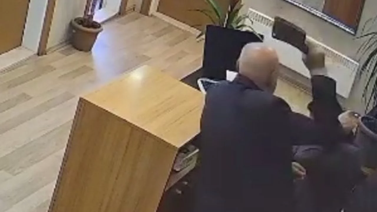 Belediye binasında satırlı dehşet! Personele saldırı anı ortaya çıktı