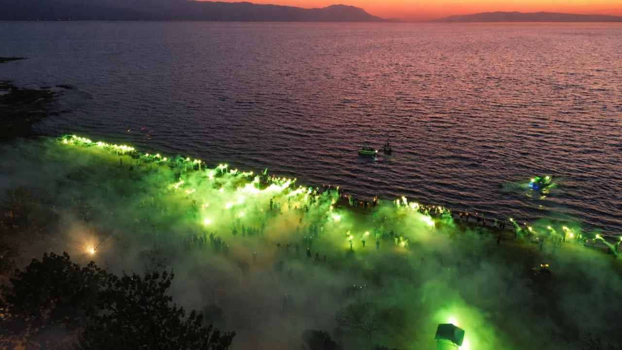 Meşaleler yandı, marşlar yükseldi: Bursa'da büyük kutlama!