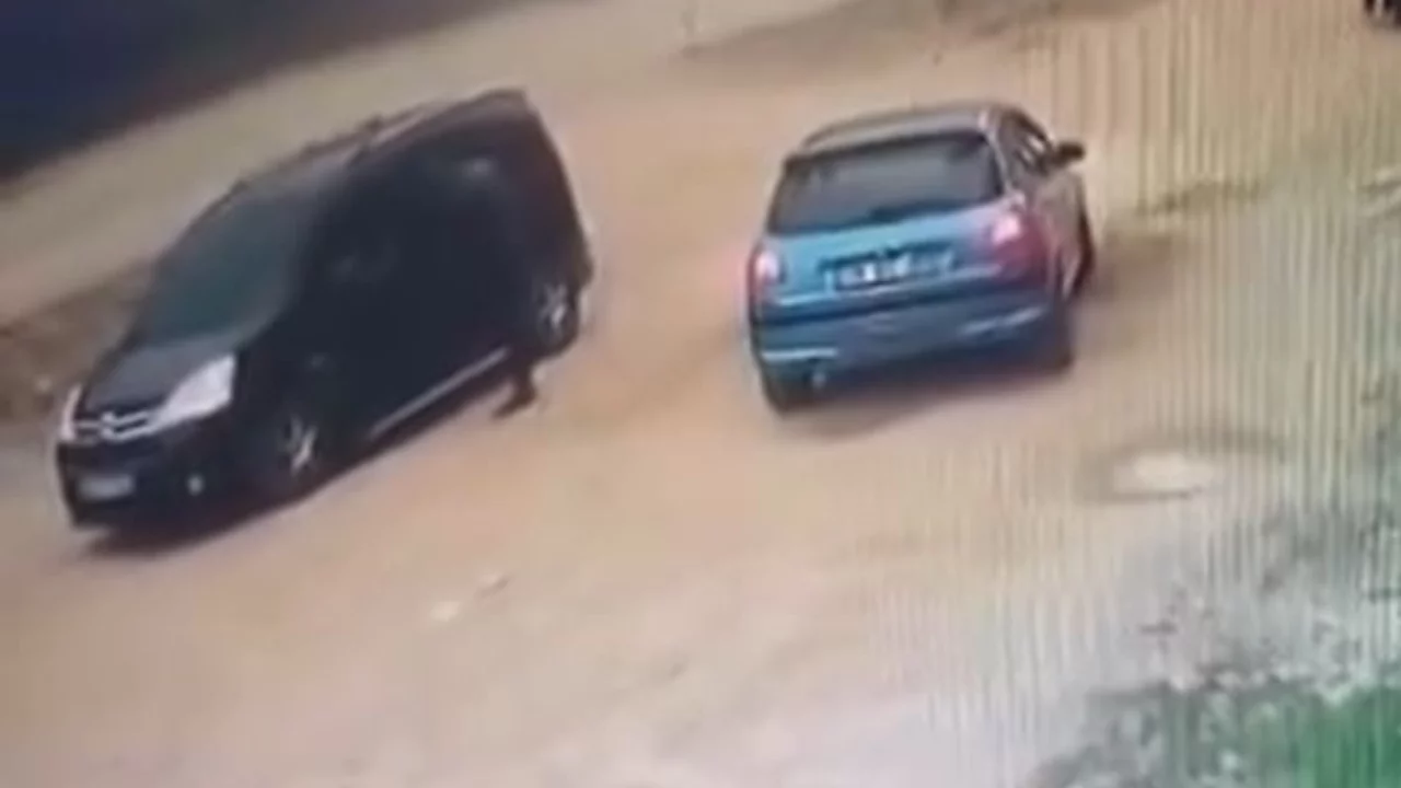 Husumetlisine aracıyla çarptı! Hayati tehlikesi var...