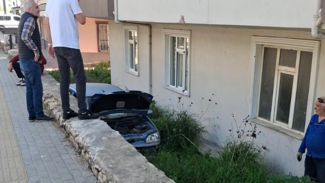 Bursa'da otomobil sitenin bahçesine uçtu!
