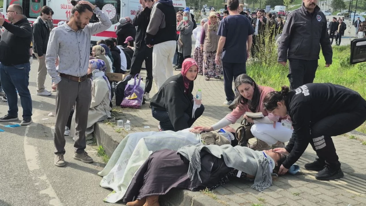 Halk otobüsü otomobilin üzerine devrildi: 46 yaralı