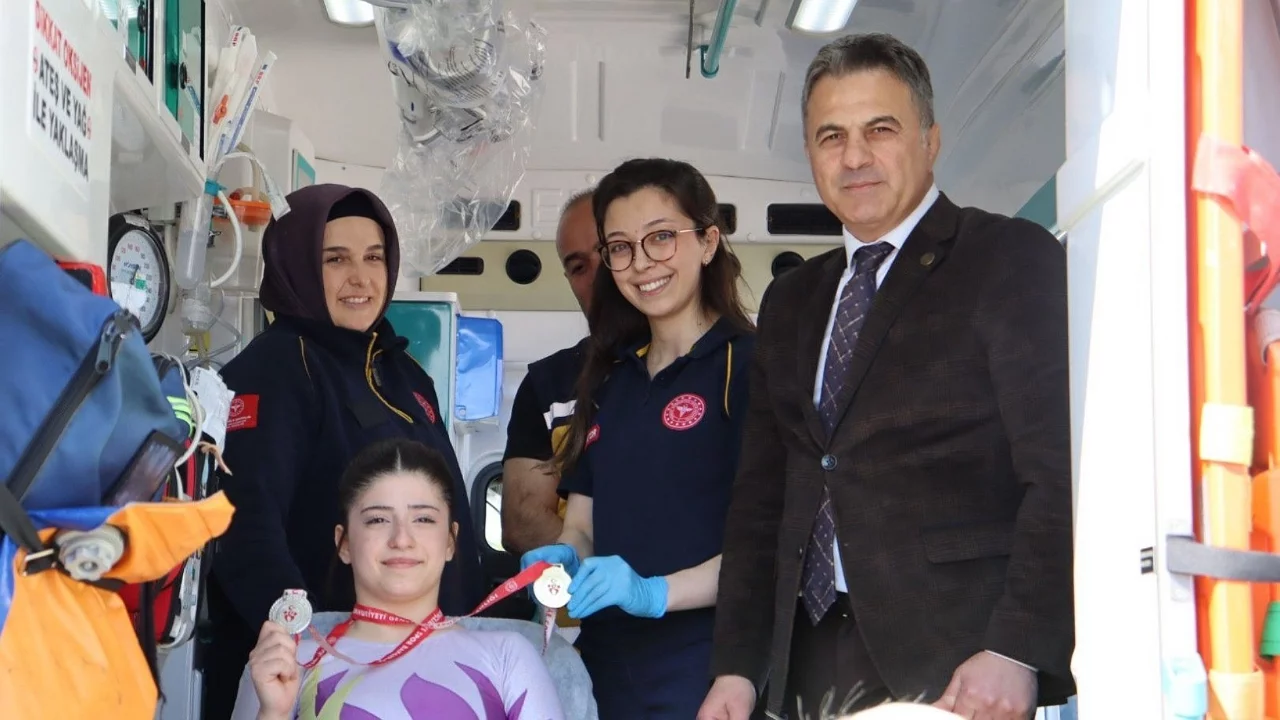 Madalyasını ambulansta aldı