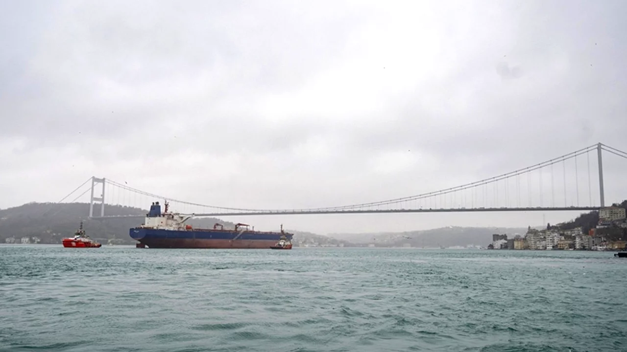 İstanbul Boğazı'nda gemi trafiği askıya alındı