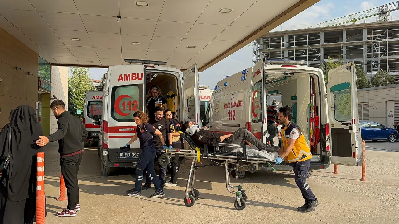 Bursa'da iki hafif ticari araç çarpıştı: Yaralılar var...