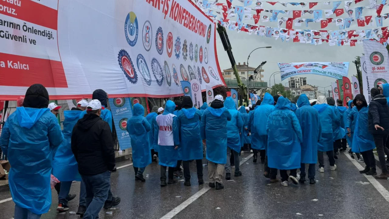 Bursa'da işçiler meydanları doldurdu!