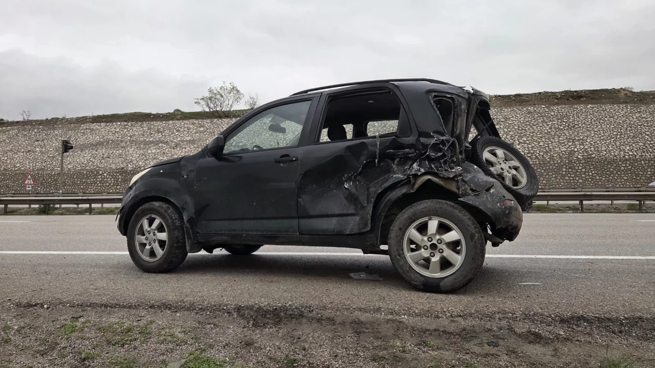 Minibüs, otomobile ve tabela direğine çarptı: 1 kişi yaşamını yitirdi...