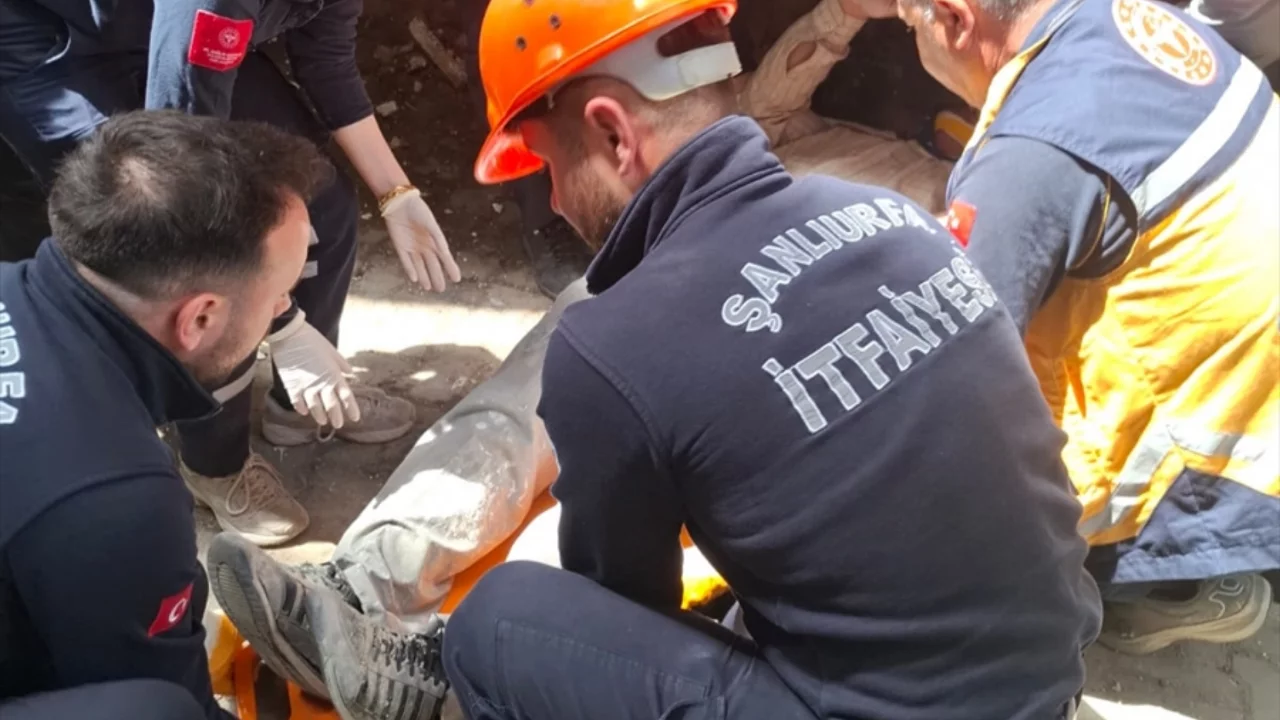 Balkon korkuluklarına asılı kalan işçiyi itfaiye kurtardı!