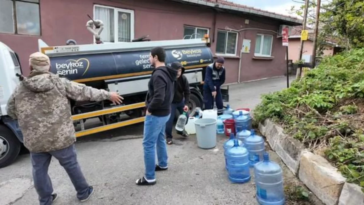 Görüntü İstanbul'un göbeğinden: 4 gündür su yok, bidonlarla kuyruğa girdiler