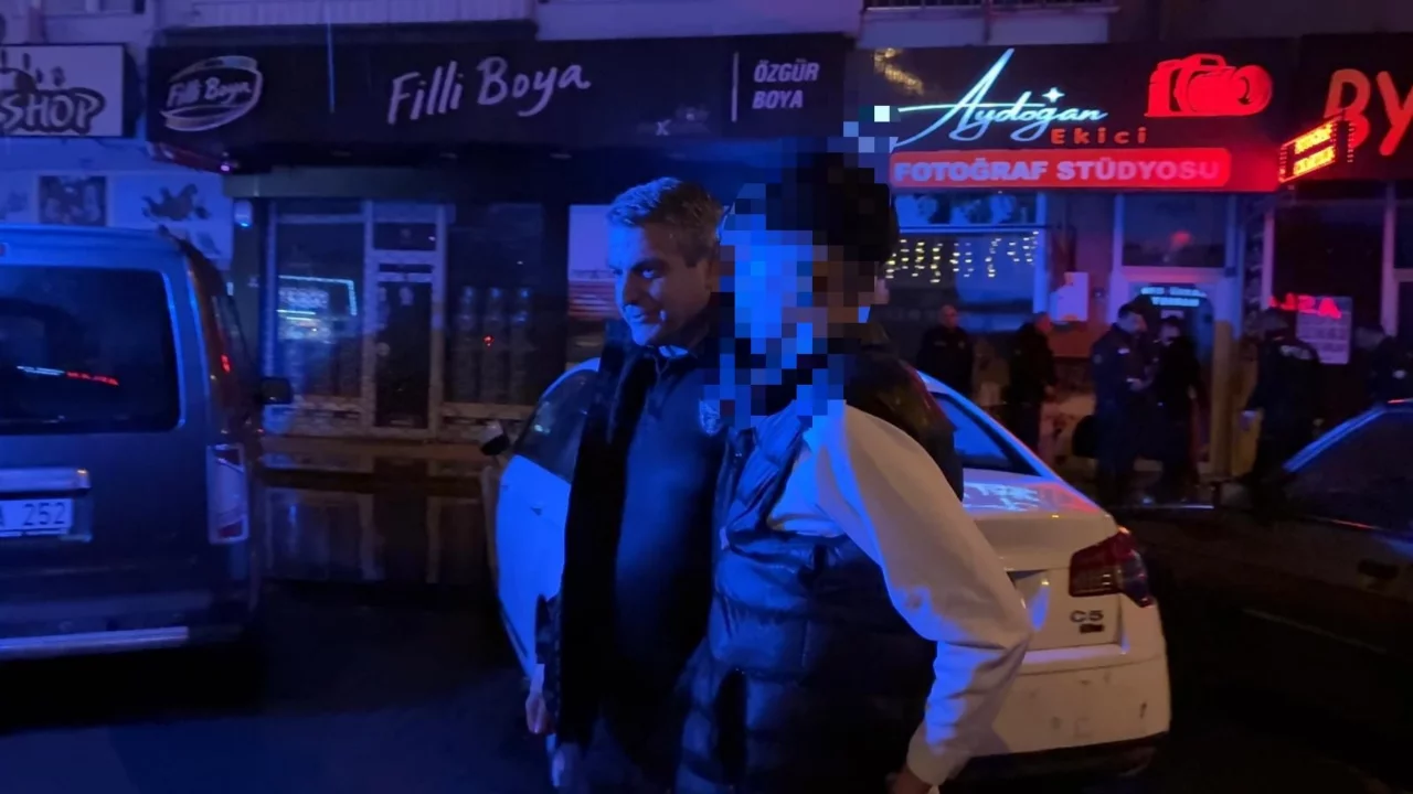 Sokak ortasında t&uuml;fekle dolaşan &ccedil;ocuk, kovalamaca sonucu yakalandı
