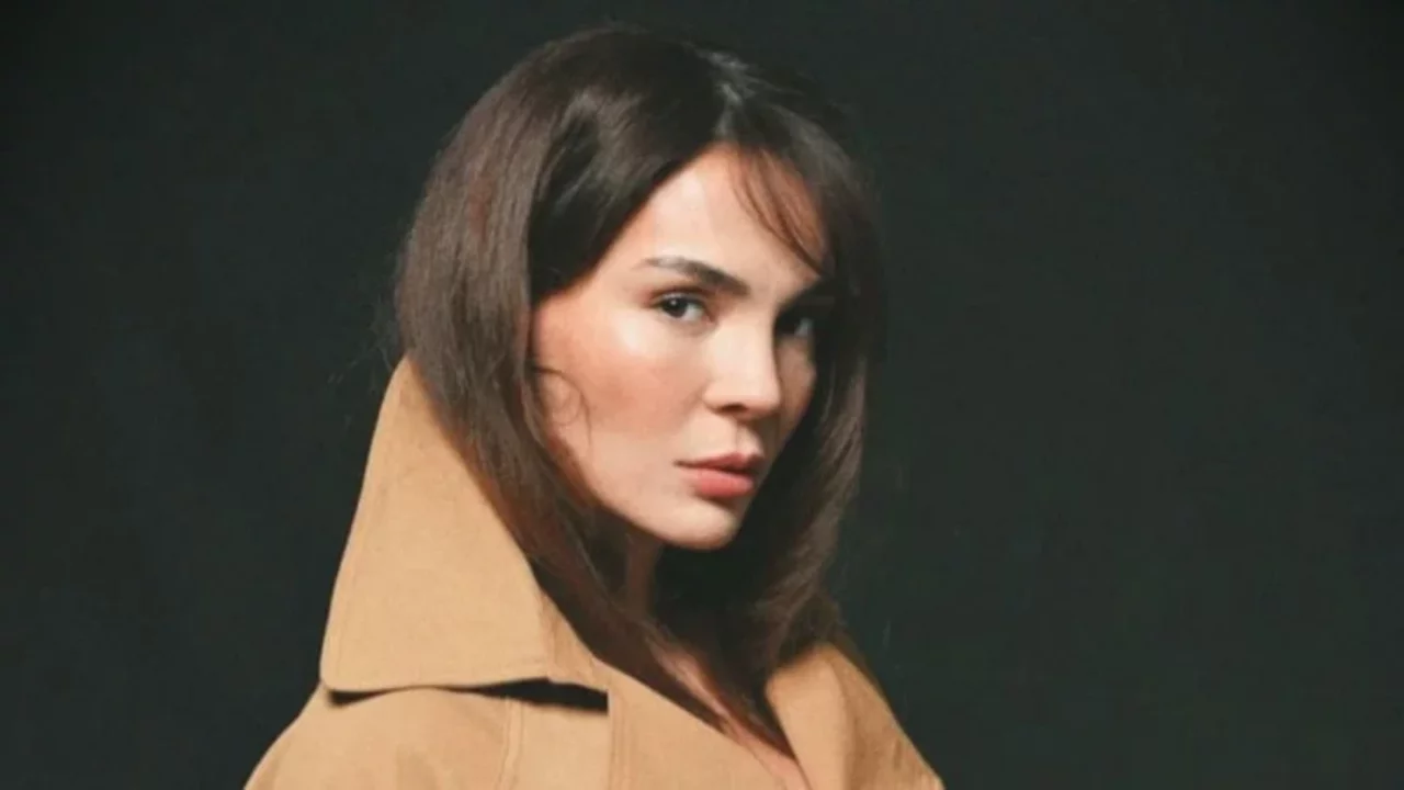 Ebru Şahin makyajsız! Doğal pozuyla sosyal medyayı gün...