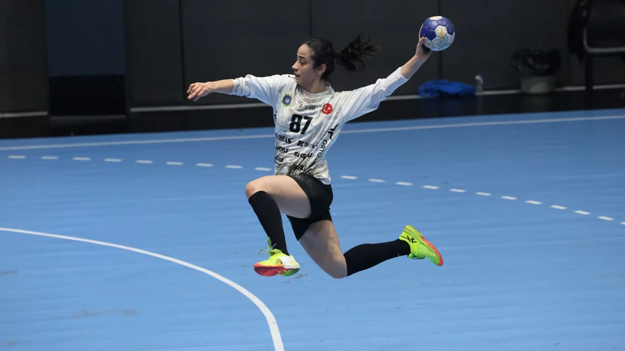Bursa Büyükşehir Belediyespor şampiyonluğa koşuyor