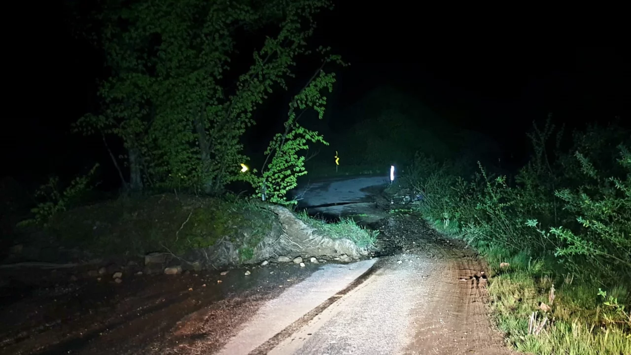 Bursa'da heyelan! Ekiplerin yolu açma çalışması sürüyor...
