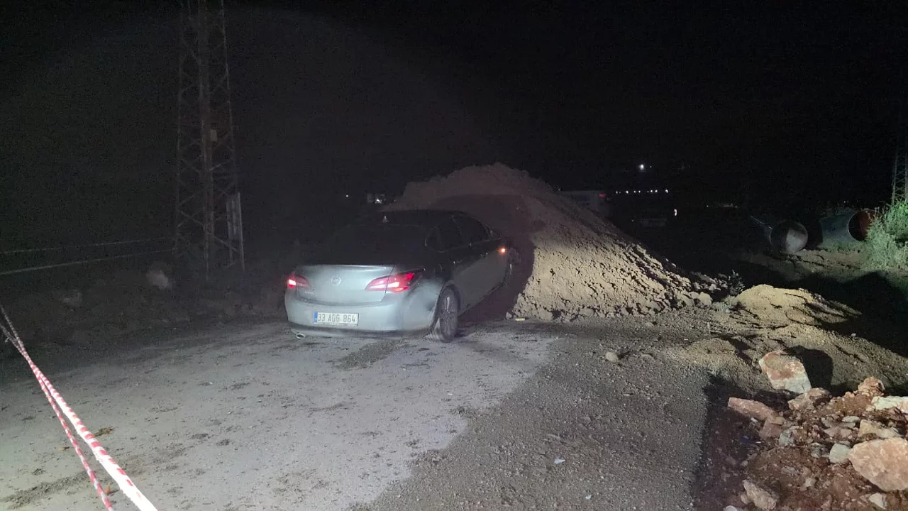 Yola dökülen toprak yığını gece karanlığında kazaya neden oldu