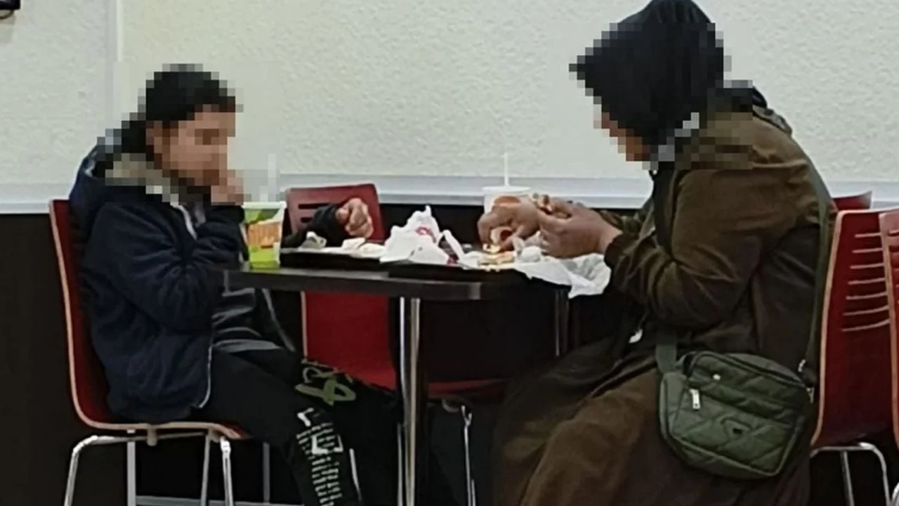 Anne ve kızına ayrımcılık yapan hamburgerciye çifte şok