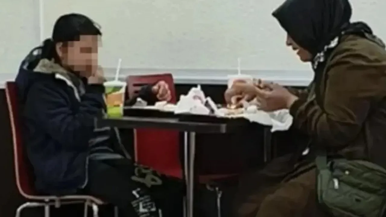 Bakanlık harekete ge&ccedil;ti! Fast-food zincirindeki skandal cezasız kalmadı