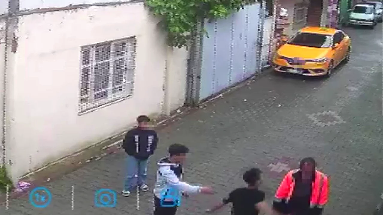 Sokakta yaşayan adamı yumruklayan çocuğa ev hapsi cezası