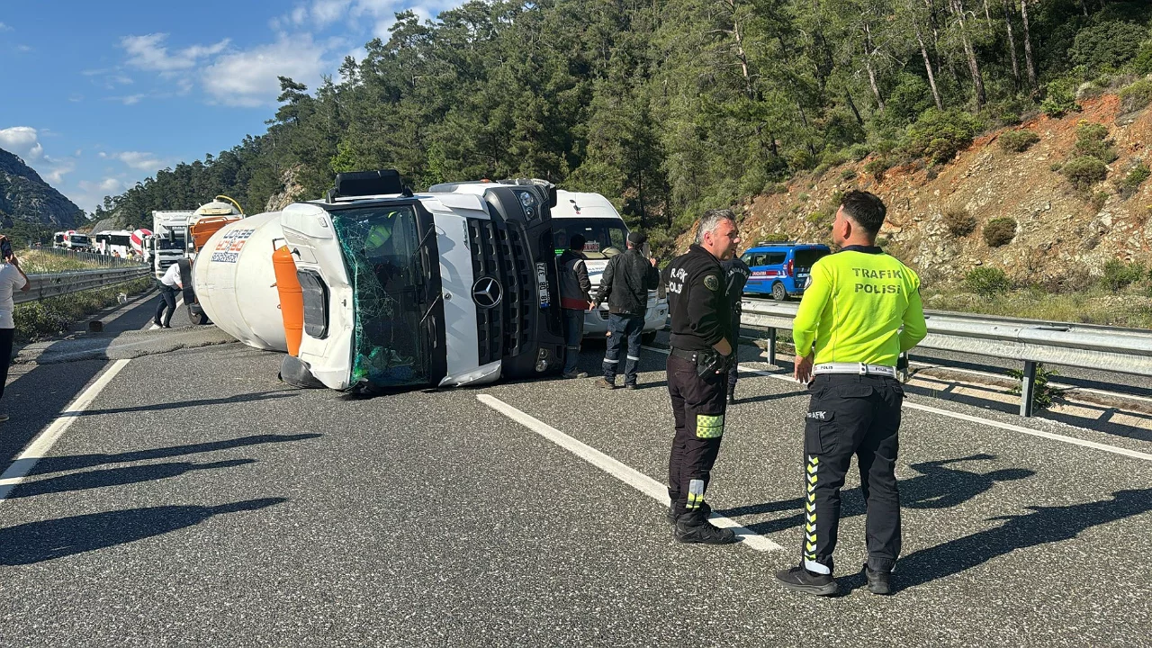 Beton mikseri devrildi, şoför burnu bile kanamadan kurtuldu