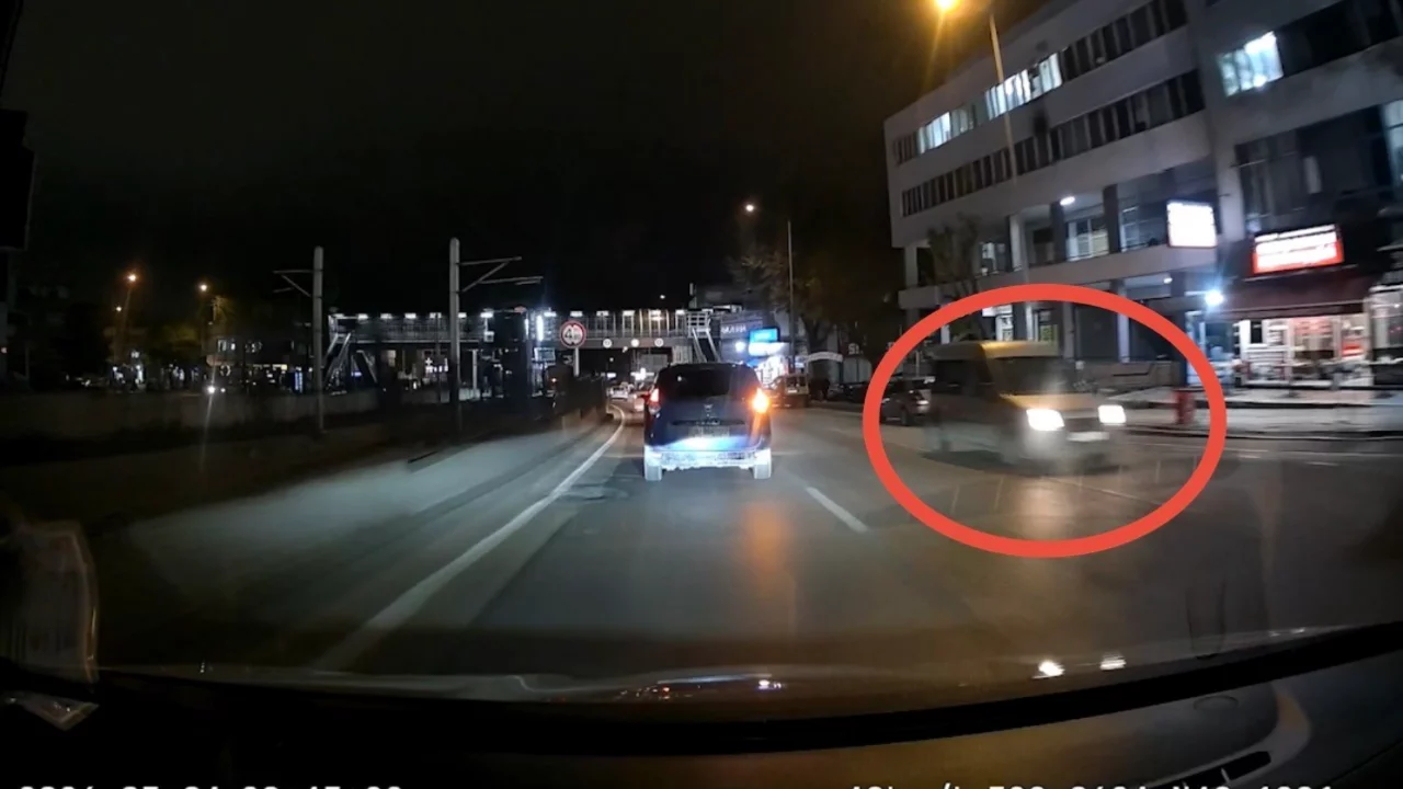 Bursa'da trafik terörü! Ters yolda ilerleyen araç kamer...