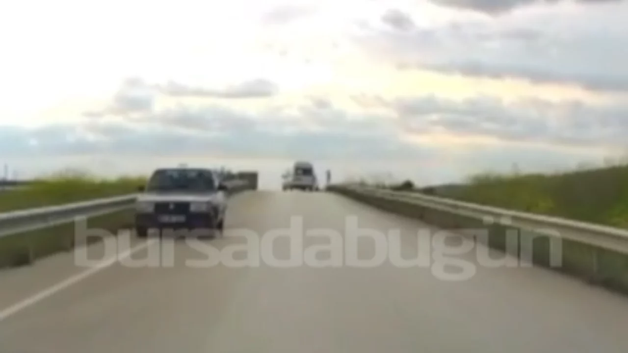 Bursa-İzmir yolunda tehlikeli anlar! Ters şeritte ilerledi... 