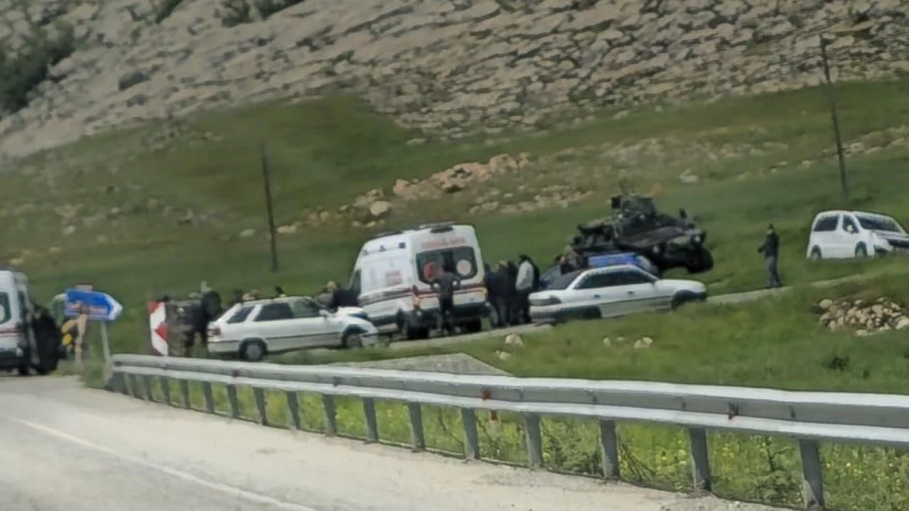 Mezuniyet kutlamasına giden öğrenciler kaza yaptı: 6 yaralı 