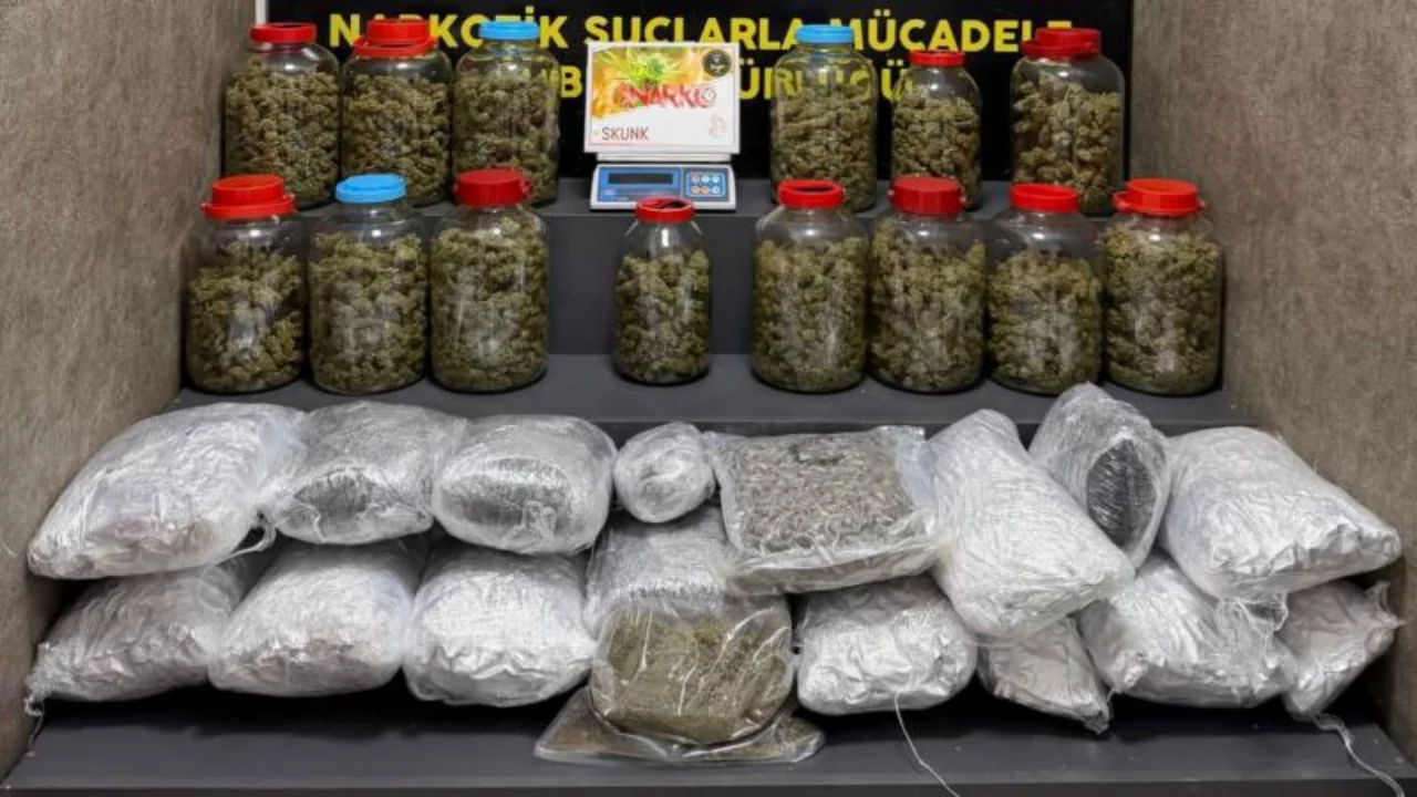 İzmir'de kilolarca uyuşturucu ele geçirildi 