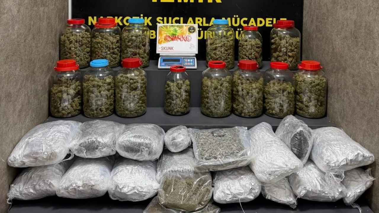 İzmir'de 2 ayrı operasyonda 39 kilo kokain ele geçirildi