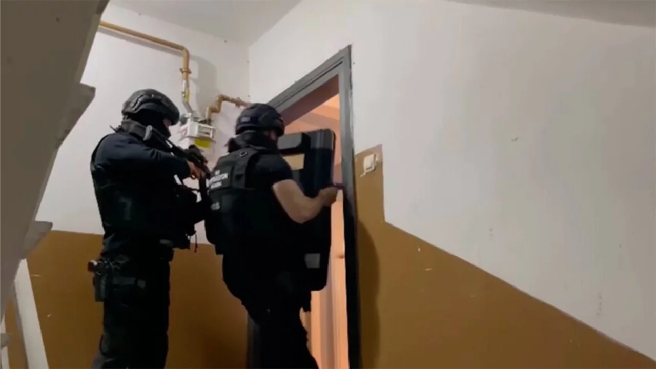 İstanbul'da ter&ouml;r &ouml;rg&uuml;t&uuml; DEAŞ operasyonunda 11 zanlı yakalandı