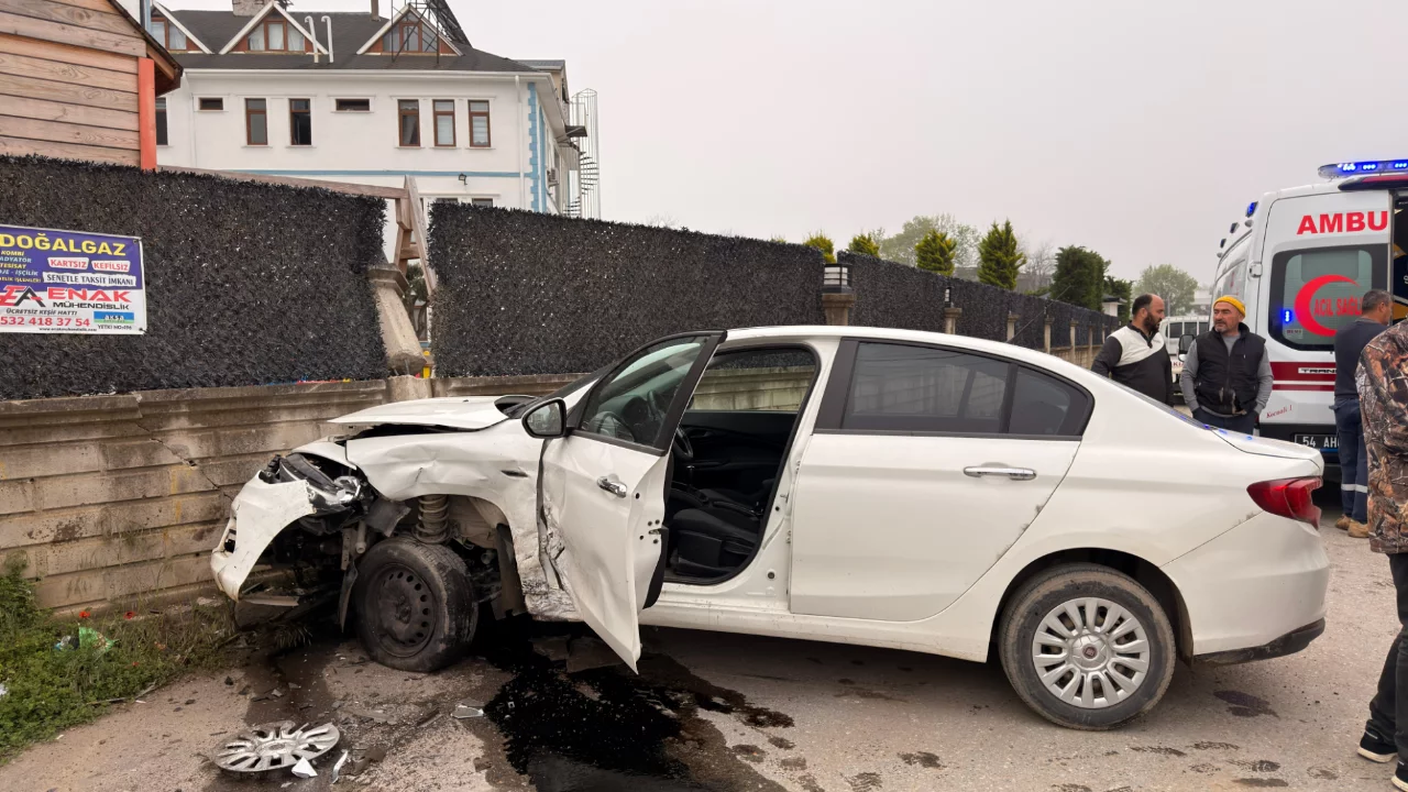 Sakarya'da iki otomobil çarpıştı: 4 yaralı 