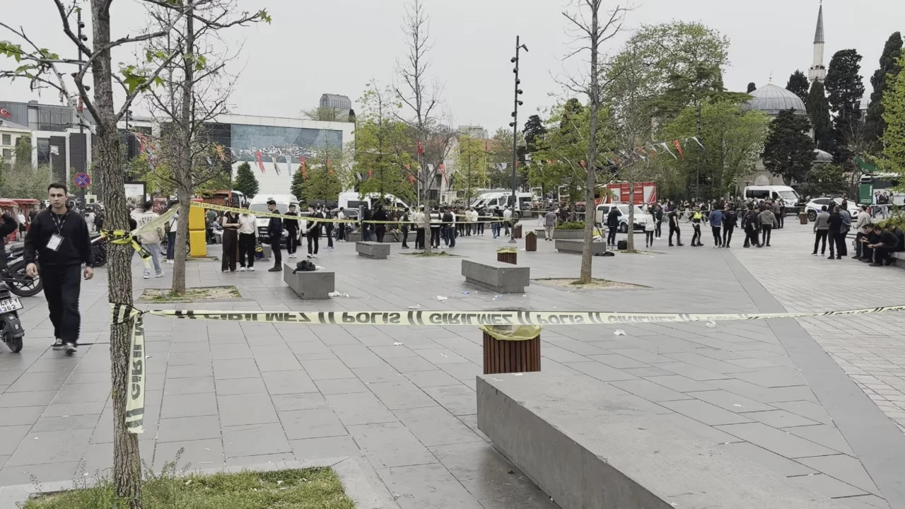 İstanbul'un göbeğinde bıçaklı kavga! Yaralılar var...