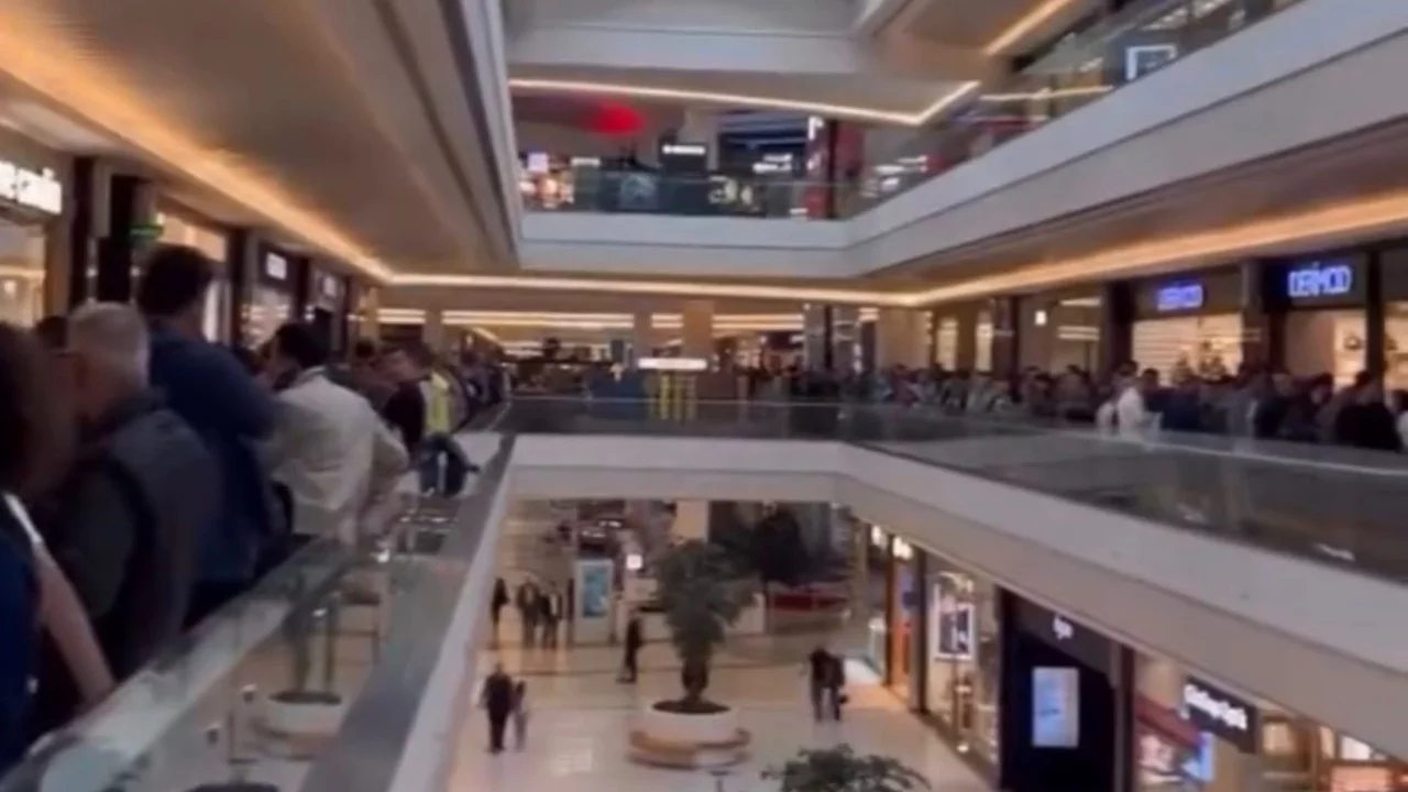 Bursa'da indirim izdihamı! AVM'de metrelerce kuyruk oluştu...