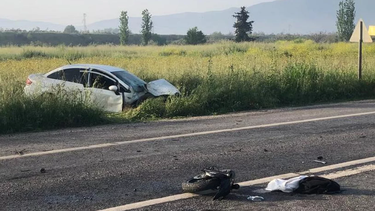 Bursa'da otomobil direğe, motosiklet devrilen direğe çarptı! Çok sayıda yaralı...