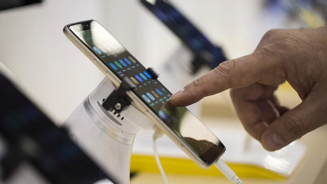Canlı yayında açıkladı: Akıllı telefon fiyatları uçacak!