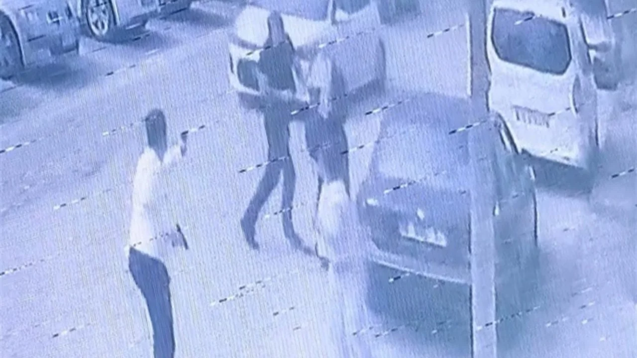 Bursa'da silahlı saldırı: Husumetlisine kurşun yağdırdı, çatı katında yakalandı