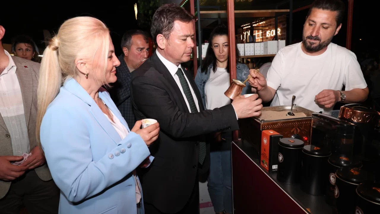 Bursa Kahve Festivali'nde yoğun ilgi: Başkan Aydın vatandaşlarla buluştu