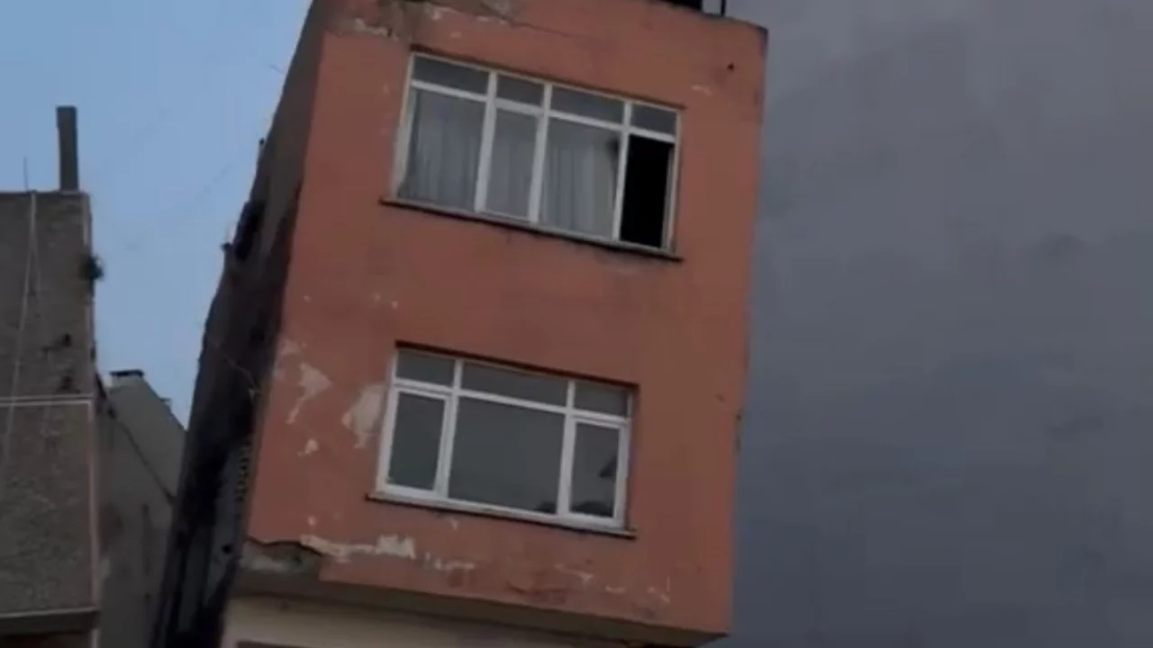 Temel kazısı sırasında çatlaklar oluşan bina çöktü! 