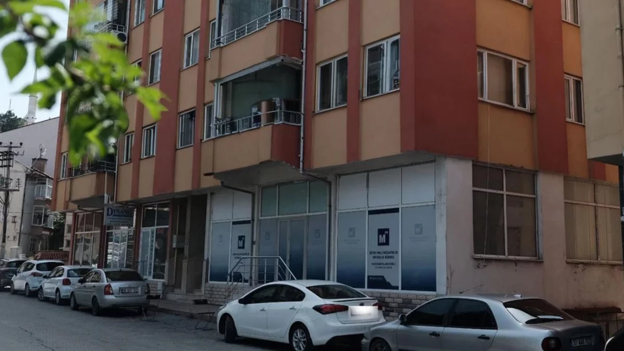 Genç kız, hocasının elinden kurtulmak için balkondan çıplak atladı!