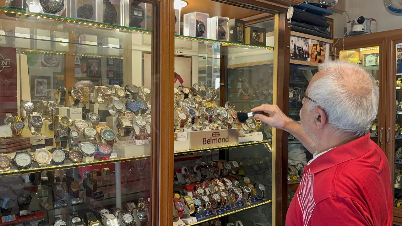 Bursa'da yarım asırlık emek! Rasim amcanın 50 yıllık saatçilik serüveni