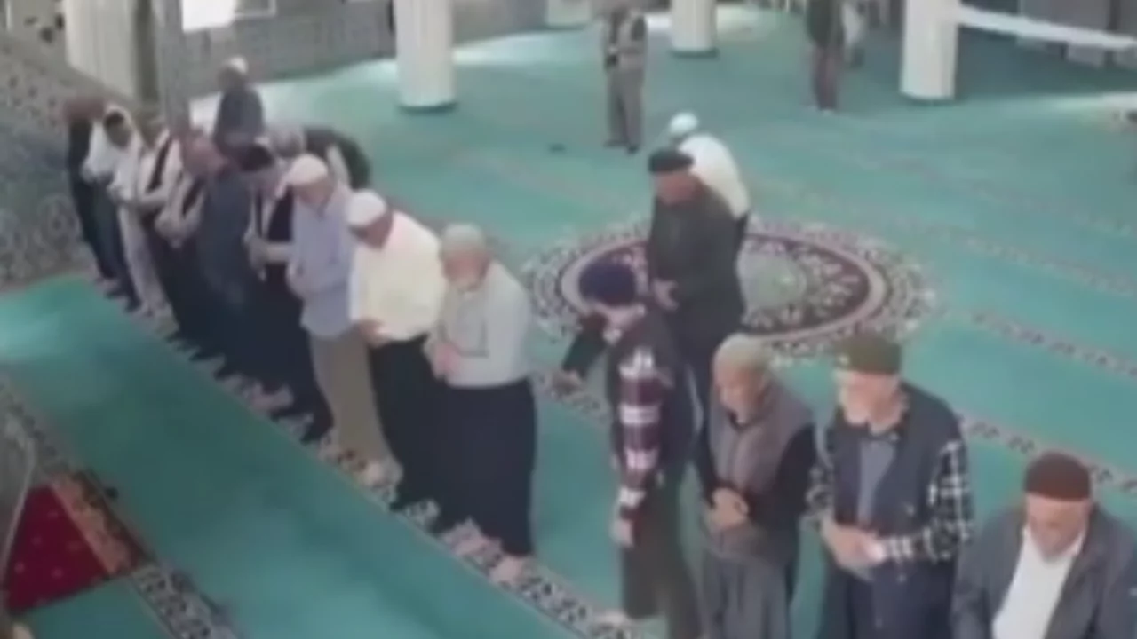 Her şey cemaatin gözünün önünde oldu! İmam yetişmeseydi...
